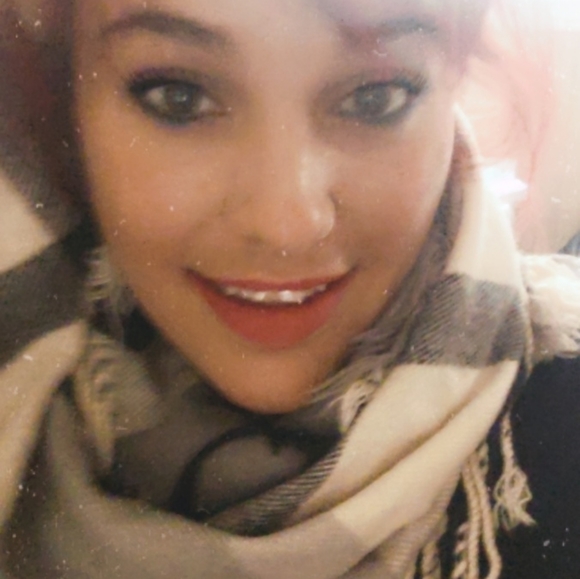 Meet your Posher, Vicky - Picture 2 of 2